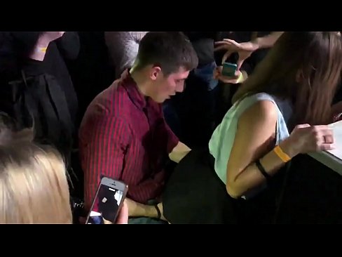 ❤️ Sessu reale in una discoteca russa. Una ragazza russa di 18 anni in l'anu è a vagina scopata in una discoteca Pornografia dura à co.pornochaturbate.ru